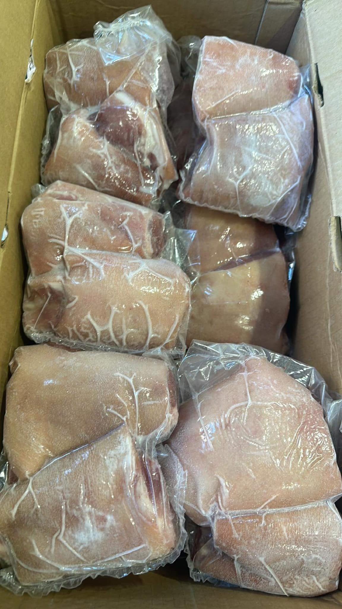 冷凍豚もも（骨抜き）17kg 〜 21kg ・ BẮP HEO RÚT XƯƠNG  (売切・Hết hàng)